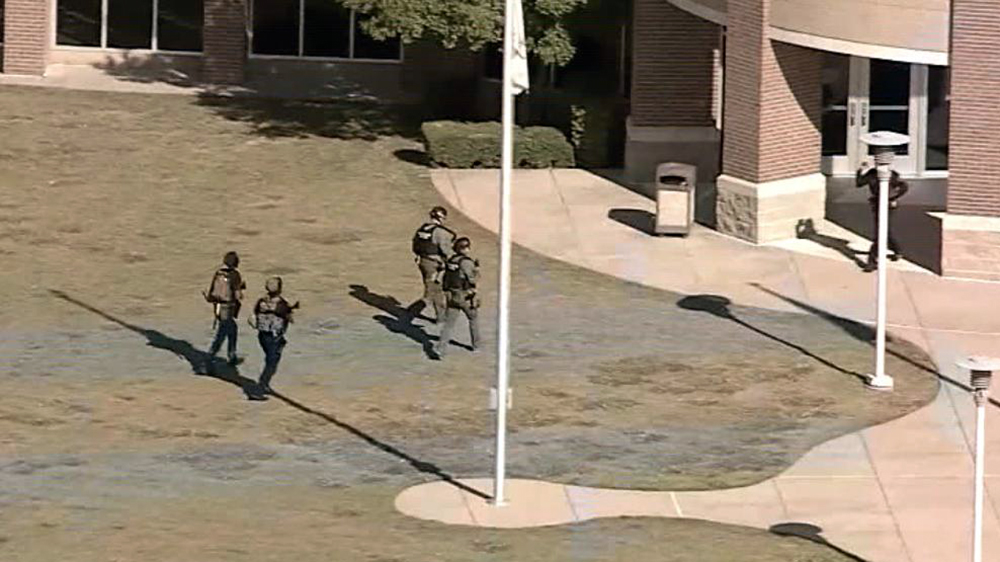 Спецназ полиции США на месте стрельбы в школе в Техасе
