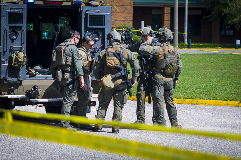 Спецназ полиции США на месте стрельбы в школе