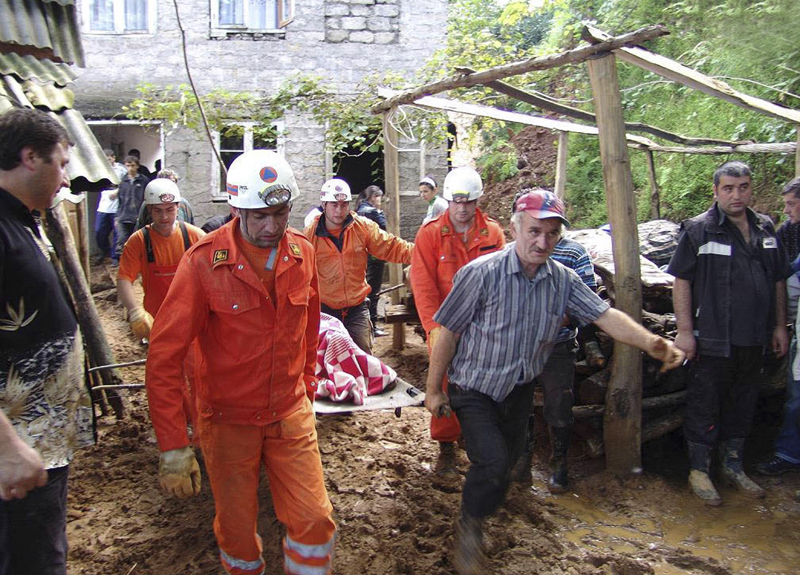 Спасатели на месте происшествия в Грузии