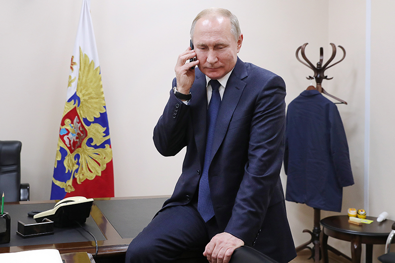 Владимир Путин разговаривает по телефону