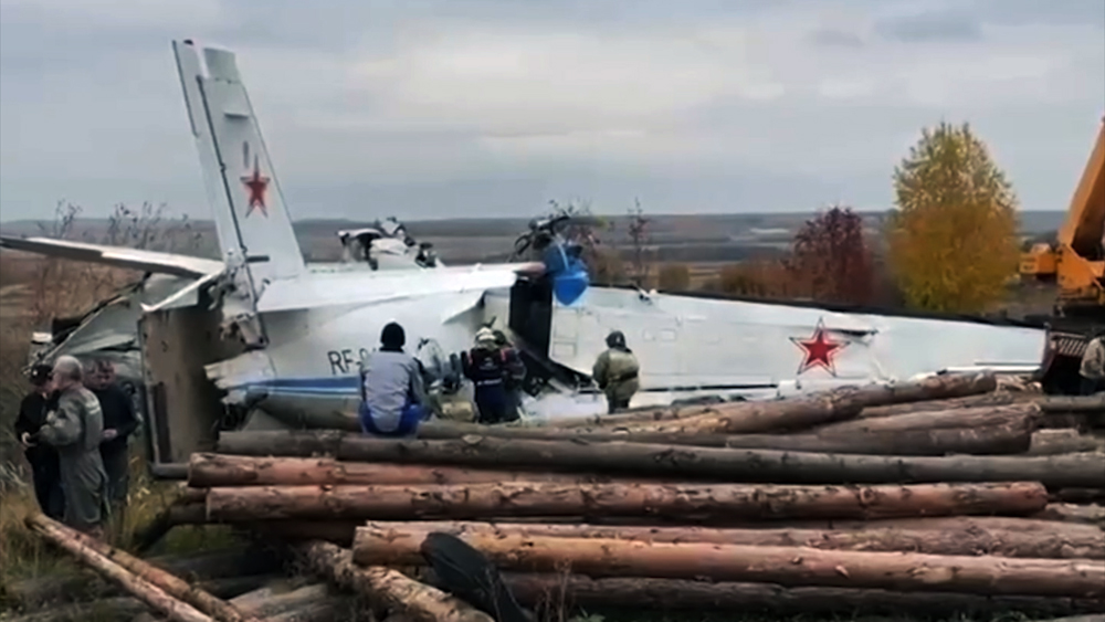 Легкомоторный самолет L-410, разбившийся в нескольких километрах от Мензелинска в Татарстане  