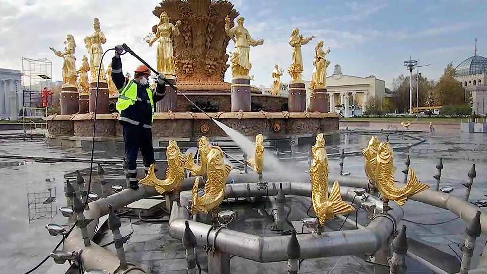 Промывка фонтана "Дружба народов"