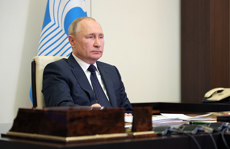 Владимир Путин на заседании глав стран СНГ