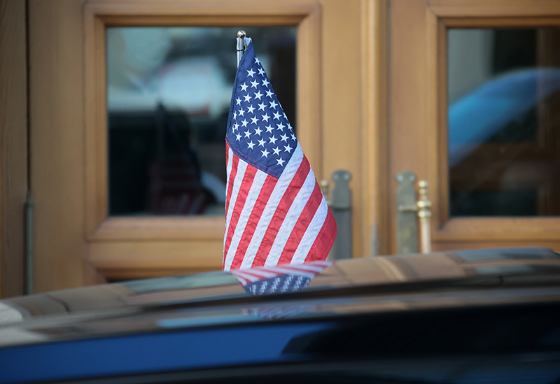 Флаг США на представительском автомобиле