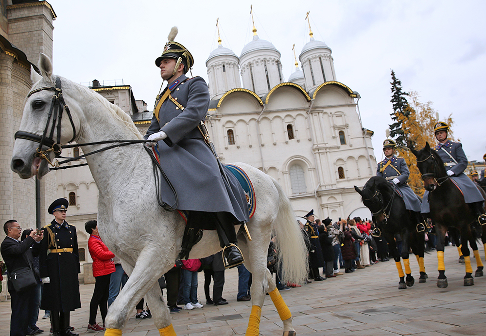 Развод пеших и конных караулов Президентского полка в Кремле
