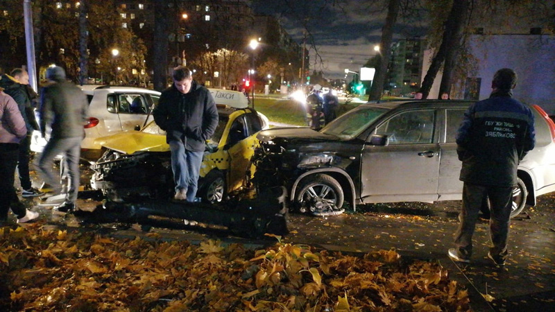 Таксист устроил ДТП на юге Москвы