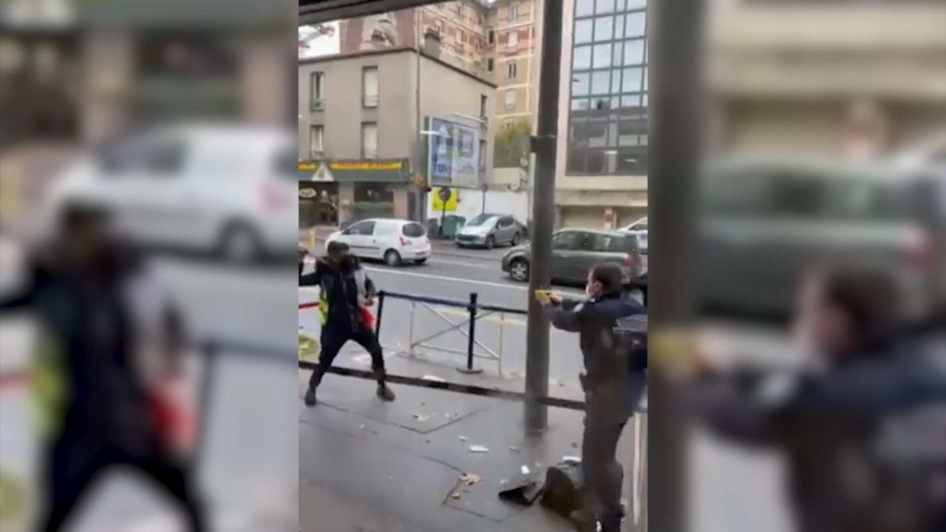 Нападения неизвестного. Нападение с ножом в Париже видео. Нападения неизвестного с ножом на Северном вокзале в Париже. Нападение с ножом на улице в США превью. Неизвестные напали на посла России в Варшаве.