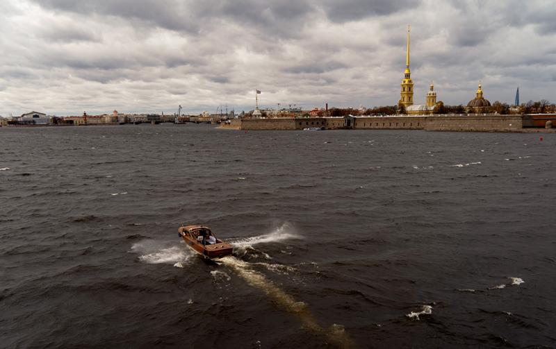 Катер в акватории Невы во время сильного ветра в Санкт-Петербурге