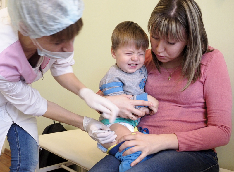 Мама с ребенком во время вакцинации