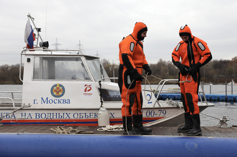 Подготовка спасателей и водолазов перед началом зимнего периода в Москве
