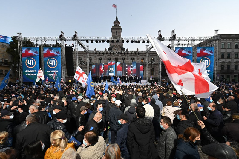 Сторонники партии "Грузинская мечта" во время акции в Тбилиси