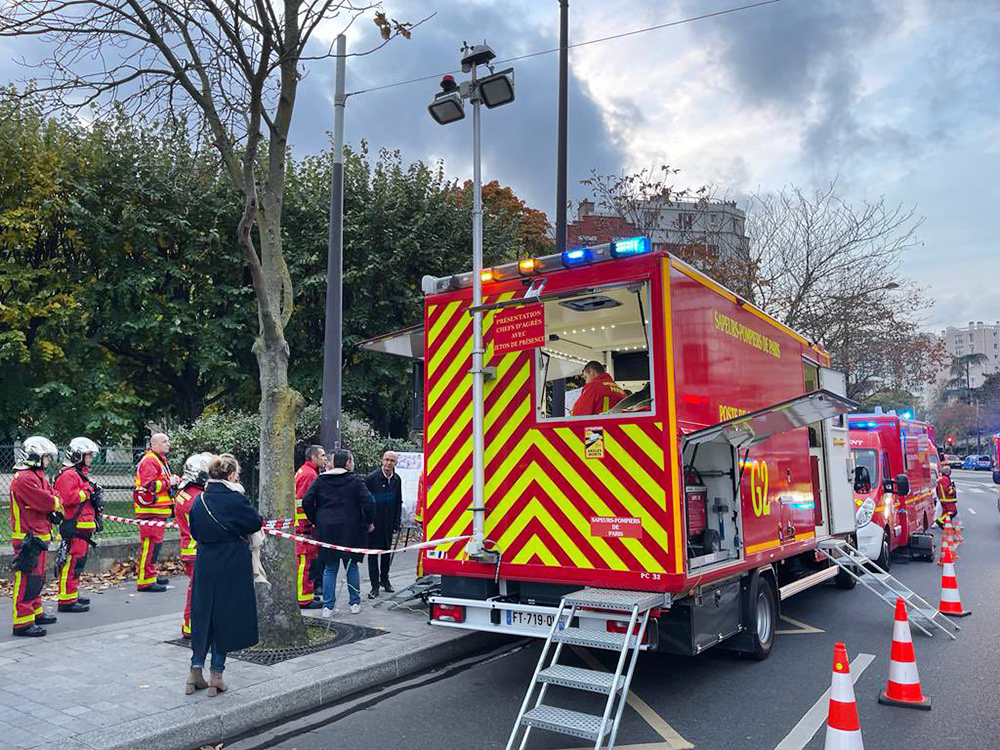 Пожарные на месте возгорания в Париже