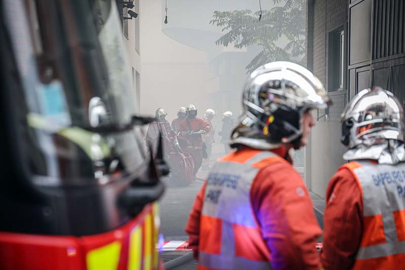 Пожарные на месте возгорания в Париже 