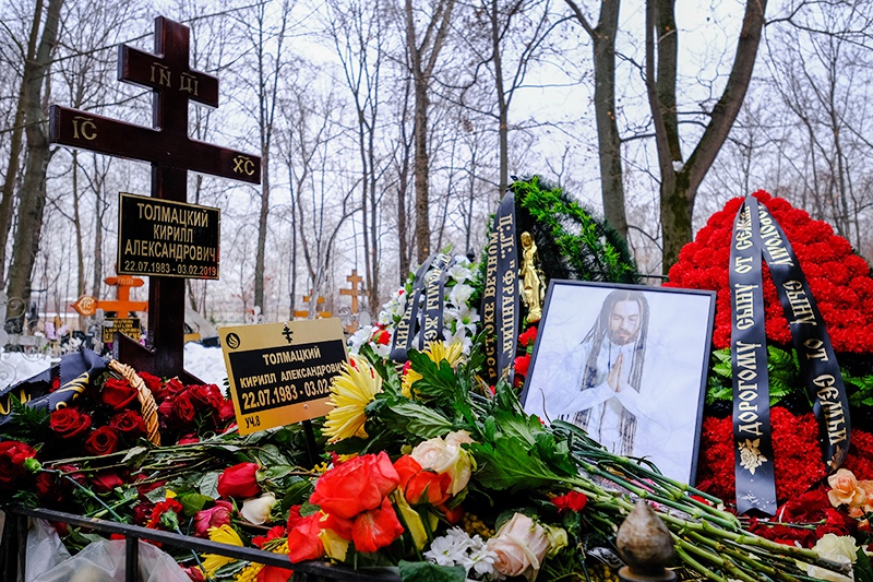 Могила рэпера Децла (Кирилла Толмацкого) на Пятницком кладбище