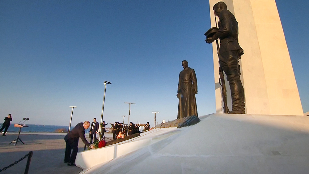 Владимир Путин у монумента в честь 100-летия окончания Гражданской войны
