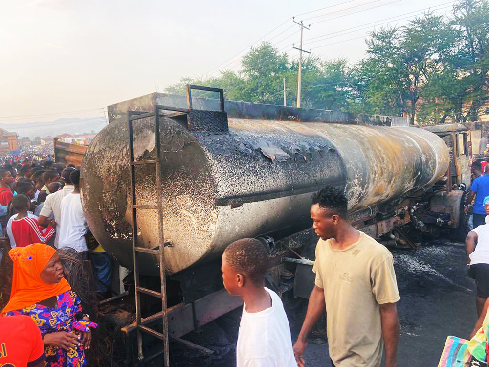 Последствия взрыва бензовоза в Сьерра-Леоне