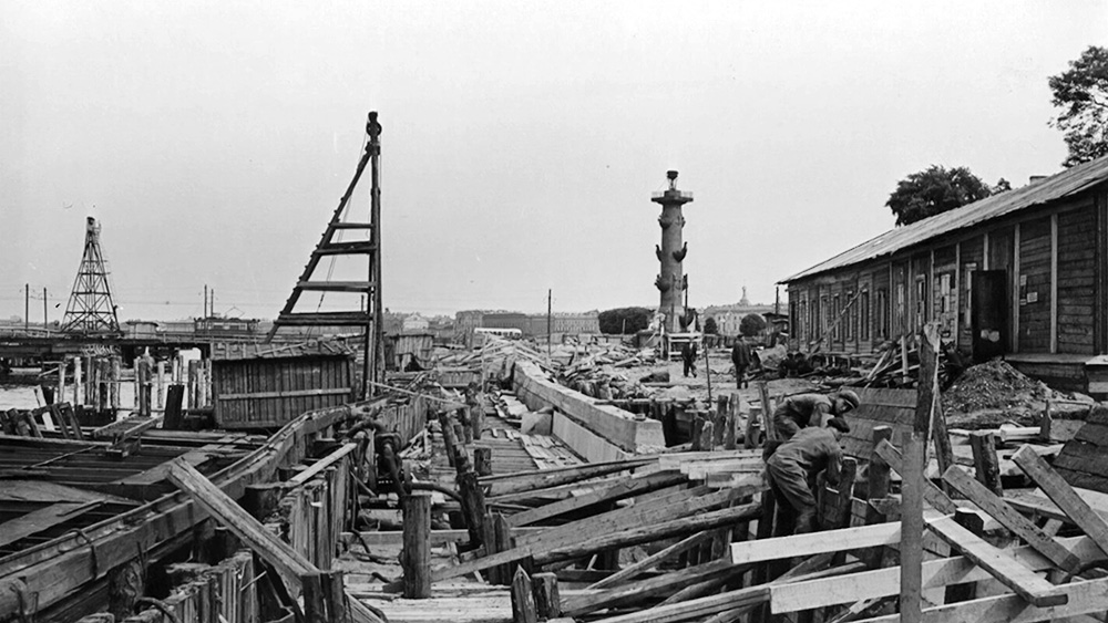 Архивные кадры Биржевого моста в Санкт-Петербурге