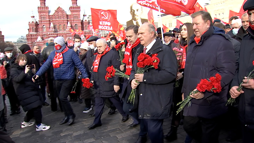 Годовщина революции. Геннадий Зюганов в Москве 7 ноября 2021 года. Фото с акции коммунистов в Москве. Геннадий Зюганов приколы. Портрет Сталина у Зюганова.