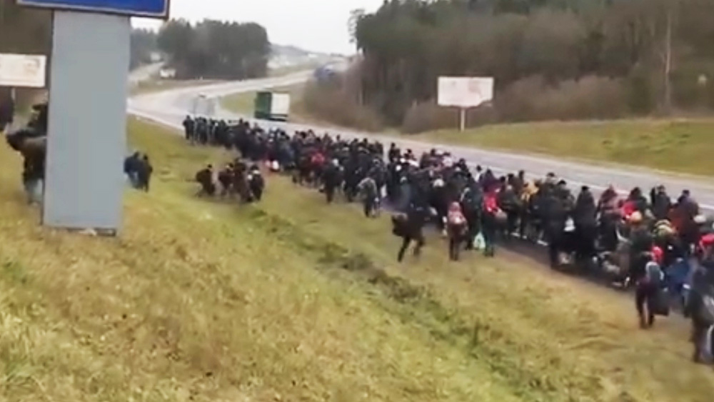 Колонна мигрантов движется к белорусско-польской границе