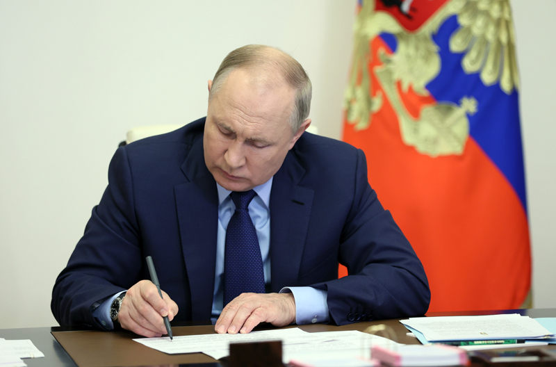 Владимир Путин во время очередного совещания с членами правительства