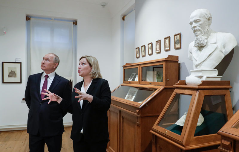 Владимир Путин посетил музейный центр "Московский дом Достоевского"