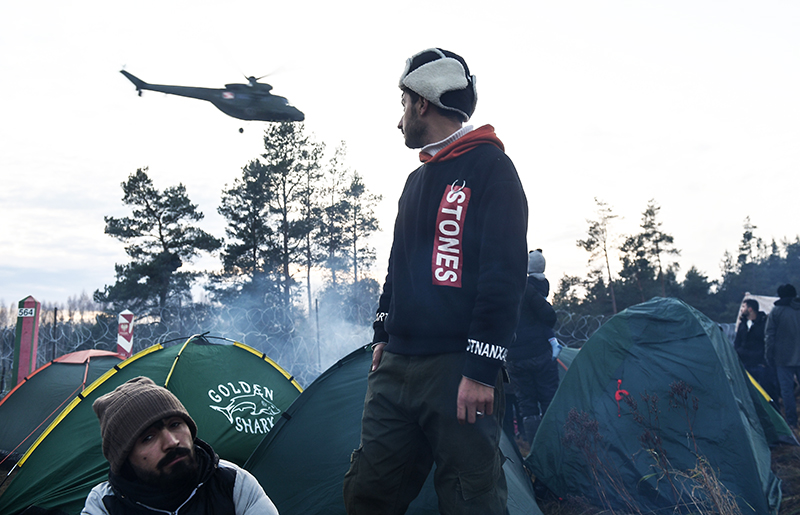 Беженцы в лагере нелегальных мигрантов на белорусско-польской границе