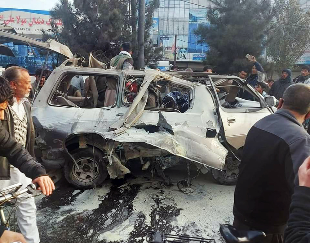 Последствия взрыва автомобиля в Афганистане 
