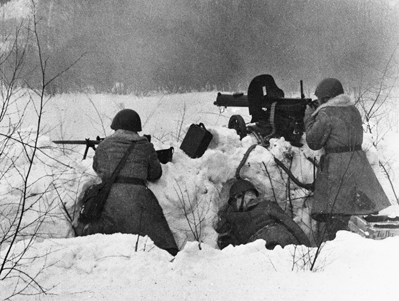Советские войска ведут бой под Москвой