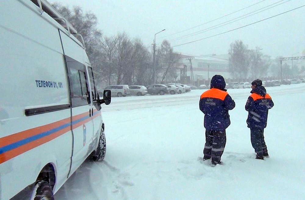 Сотрудники МЧС работают в условиях снегопада