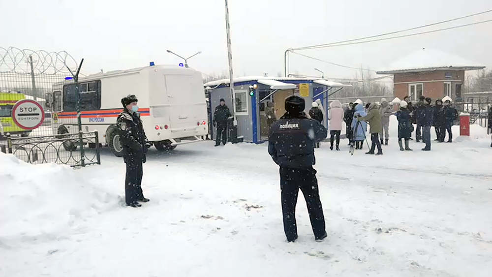 Полиция на КПП шахты в Кузбассе