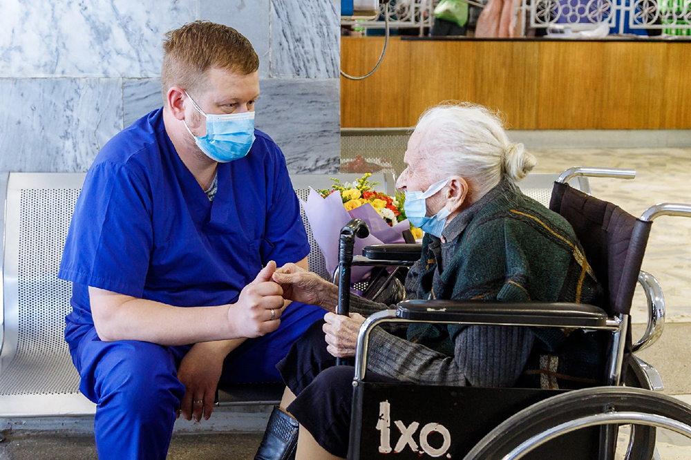 Из больницы выписали 103-летнюю пациентку
