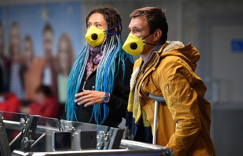 Пассажиры в защитных масках в аэропорту