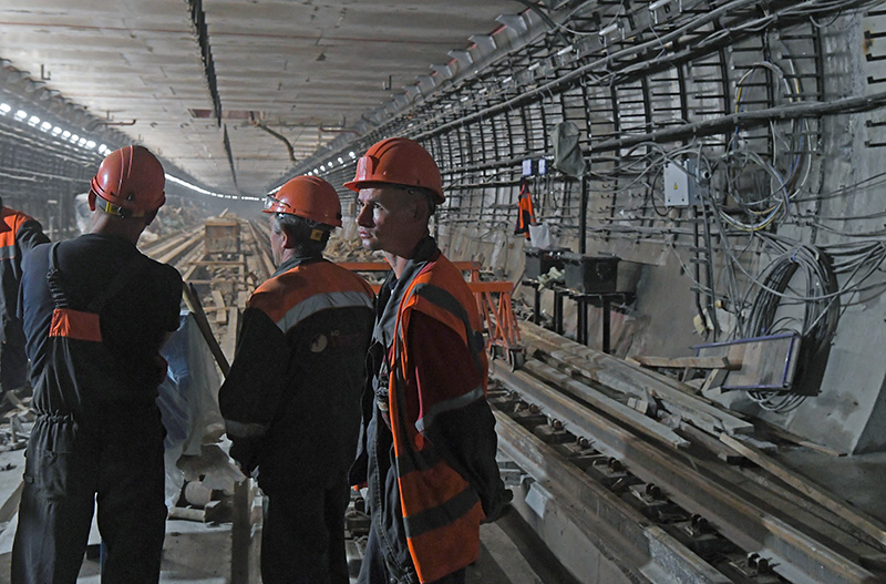 Рабочие на строительстве станции метро