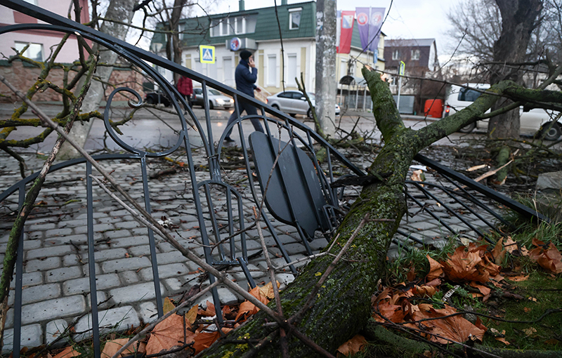 Последствия ураганного ветра в Крыму