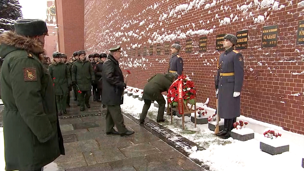 Возложение цветов к памятнику Георгию Жукову