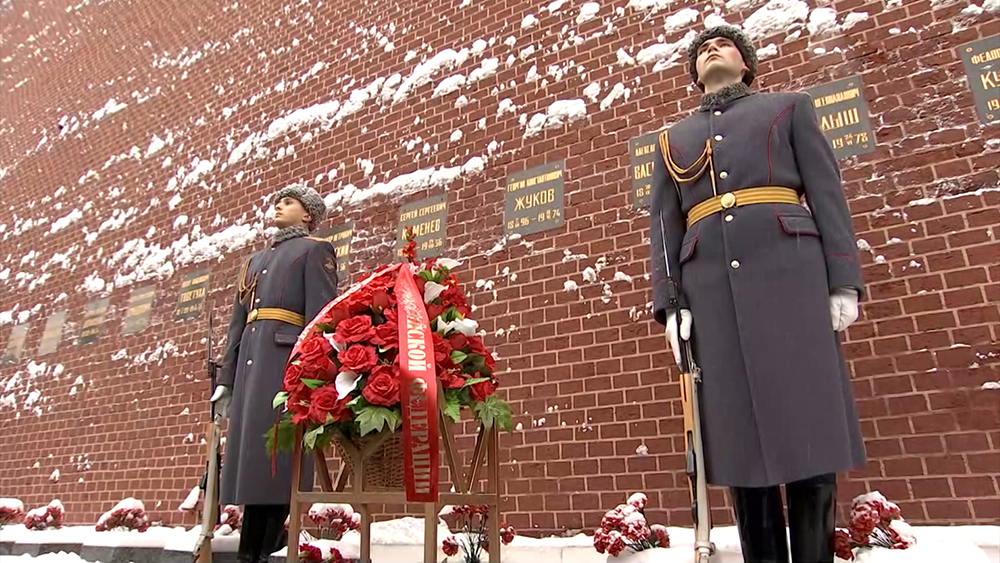 Возложение цветов к памятнику Георгию Жукову