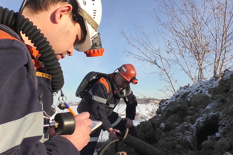 Горноспасатели МЧС России во время поисковых работ на шахте "Листвяжная"