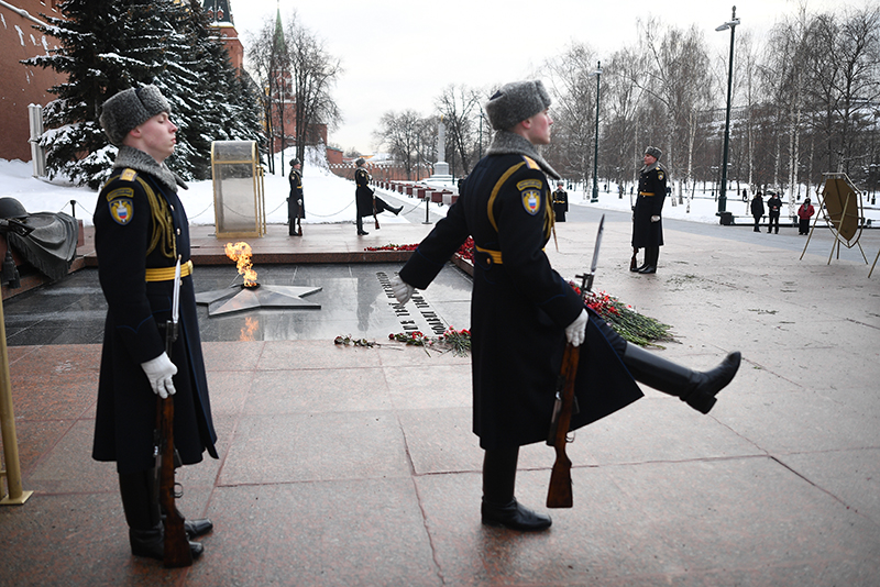 Военнослужащие Президентского полка на церемонии возложения венков к Могиле Неизвестного Солдата