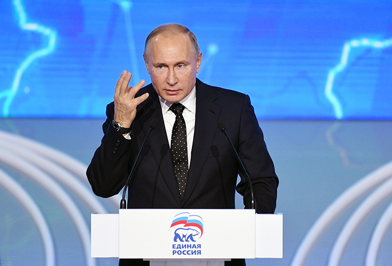 Владимир Путин выступает на съезде партии "Единая Россия" 