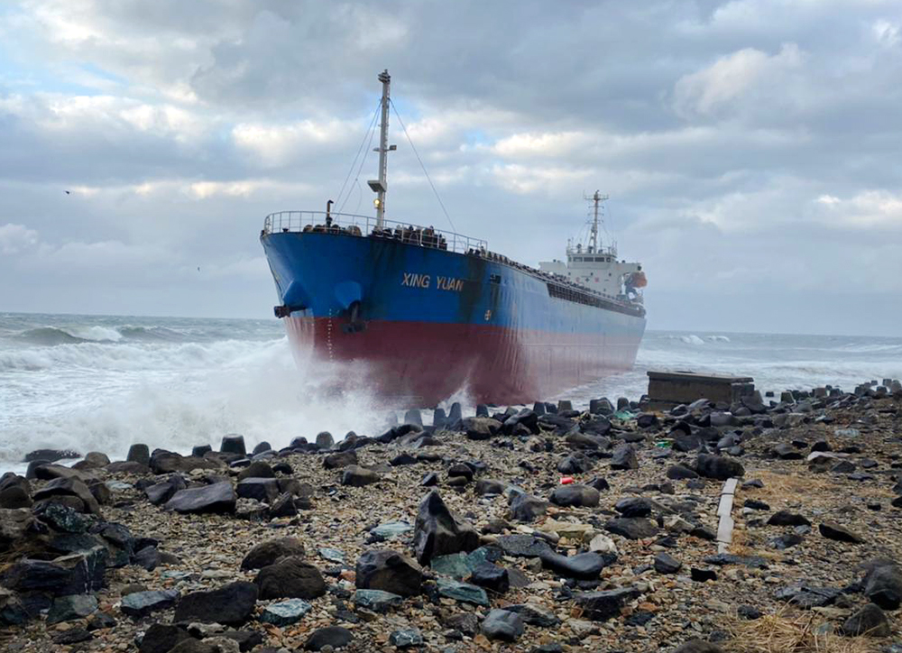 Китайский сухогруз выбросило на берег на Сахалине