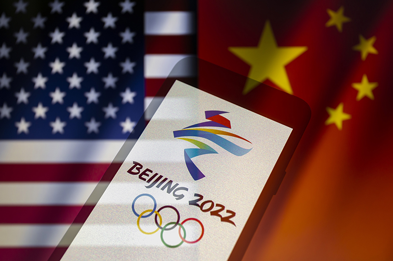 Эмблема Пекин 2022, флаги США и Китая