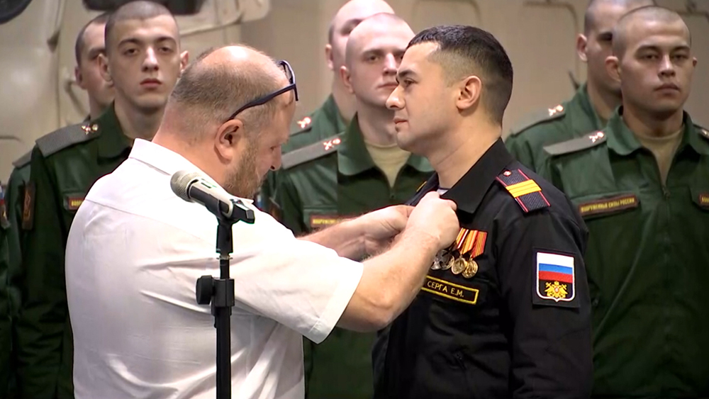 Стефан Шиоди передает свою награду российскому военнослужащему 
