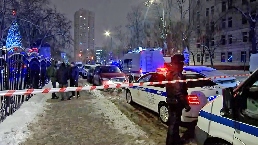 Стрельба в москве перед концертом группы пикник. Перестрелка на Московском проспекте в Санкт-Петербурге. Перестрелка на Московском проспекте в чабреце. Перестрелка рожденская Рождественская перестрелка Москва. Перестрелка в Москве 14.02.