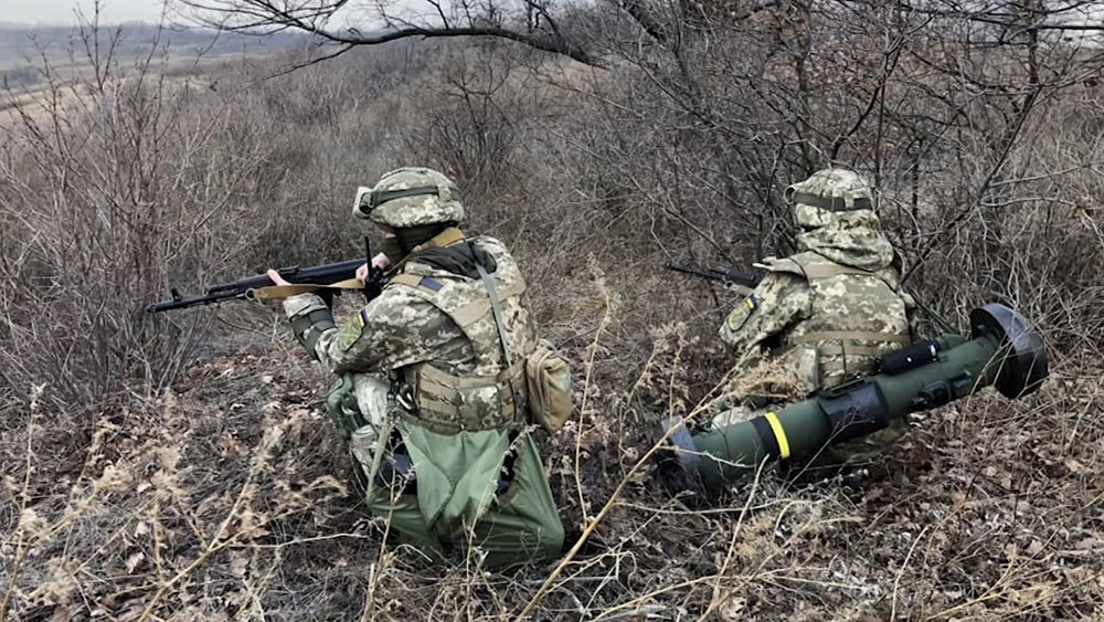 Украинские военные с летальным оружием Javelin