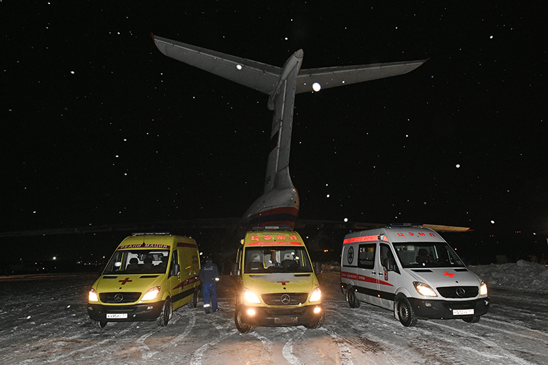Машины скорой помощи возле самолета МЧС России