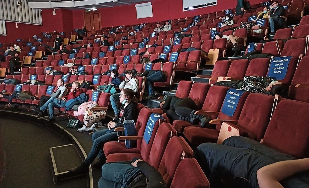 В Норильск более 100 человек остались ночевать в кинотеатре