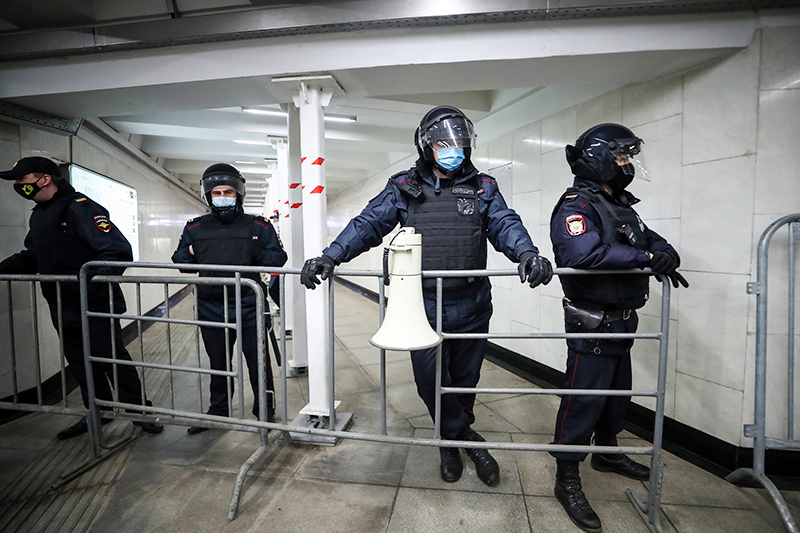 Сотрудники полиции в подземном переходе