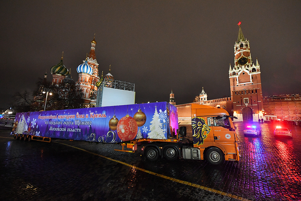 Доставка главной новогодней ели страны на Соборную площадь Кремля