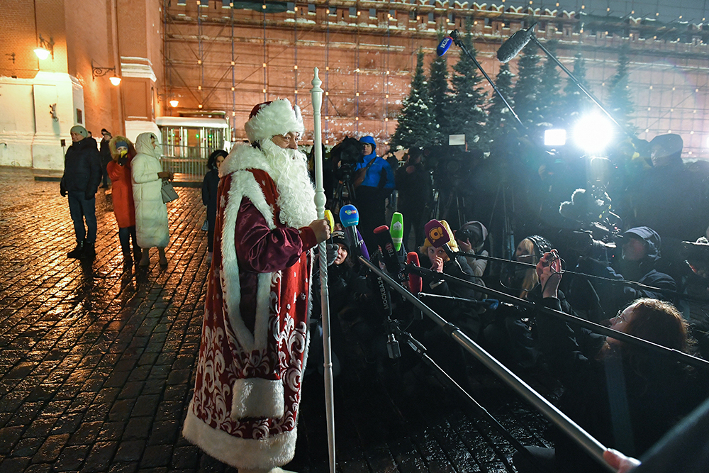Доставка главной новогодней ели страны на Соборную площадь Кремля