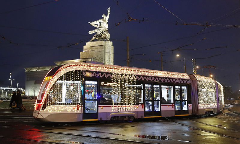 Трамвай с новогодним оформлением